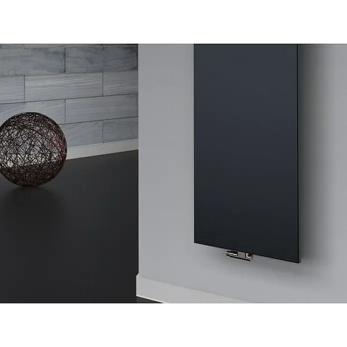 Szagato Designheizkörper Manhattan 3 - B x H: 470 x 1.800 mm, Anthrazit, Ohne Handtuchhalter - Ein stilvoller, dunkler Heizkörper hängt an einer grauen Wand. Das moderne Designelement ergänzt das Interieur auf elegante Weise.