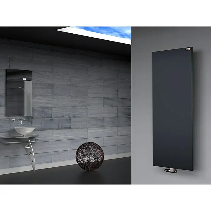 Szagato Designheizkörper Manhattan 2 - B x H: 470 x 1.200 mm, Wärmeleistung bei Vorlauftemperatur von 75 °C (D: 50): 799 W, Anthrazit, Ohne Handtuchhalter - Dunkler, vertikaler Heizkörper mit modernem Design an einer grauen Wand im Badezimmer. Elegante Badgestaltung mit besonderem Heizkörper.
