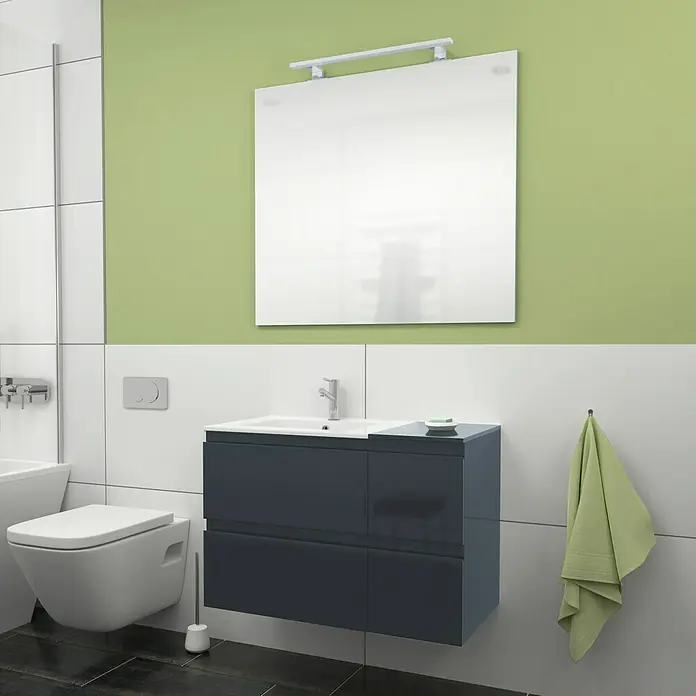 Camargue Espacio Badmöbel-Set i25 - 100 cm, Gama anthrazit glänzend - Ein modernes Badezimmer mit einem grauen Waschtisch, einem Spiegel und einer Toilette. Das Badezimmer ist mit grünen und weißen Fliesen ausgestattet.