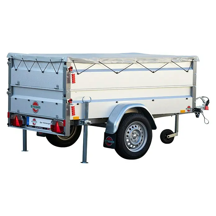 Stema Anhänger BASIC 1000 - Nutzlast: 789 kg, Einachser, 201 x 108 x 69 cm mit Bordwandaufsatz, Gebremst - Abbildung eines Stema Anhängers mit Plane. Der Anhänger ist mit Stützen versehen und hat eine graue Plane.