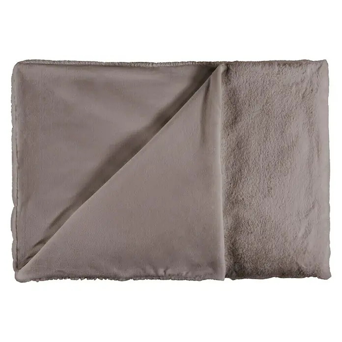 Decke Happy - Taupe, 200 x 150 cm, 100 % Polyester - Kuschelige, gefaltete Fleecedecke in sanftem Grau. Die Decke lädt zum Entspannen und Wohlfühlen ein und ist ein dekoratives Element für jedes Zuhause.