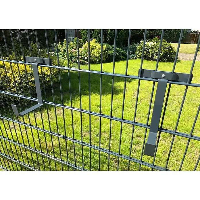 WMT Eindrehhalterung für Blumenkästen - 16 x 17 x 24 cm, Anthrazit - Ein grauer Zaun mit zwei Metallhaken, die daran befestigt sind und zur Aufbewahrung von Gegenständen dienen.