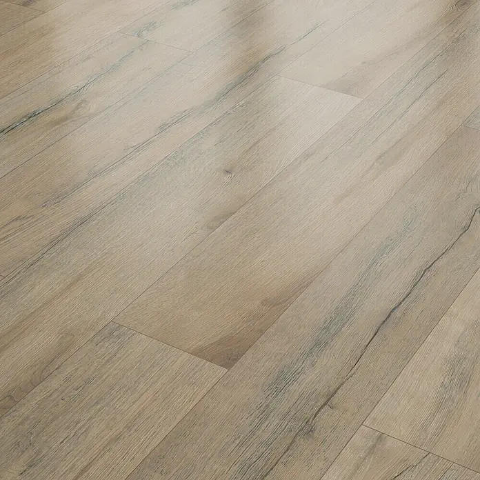 Classen Vinylbodenmuster GreenVinyl Risseiche Dunkel - 300 x 173 x 4 mm, Landhausdiele - Nahaufnahme von hellem Laminatboden mit feiner Holzmaserung, ideal für moderne Innenräume. Die Oberfläche ist matt und wirkt natürlich.