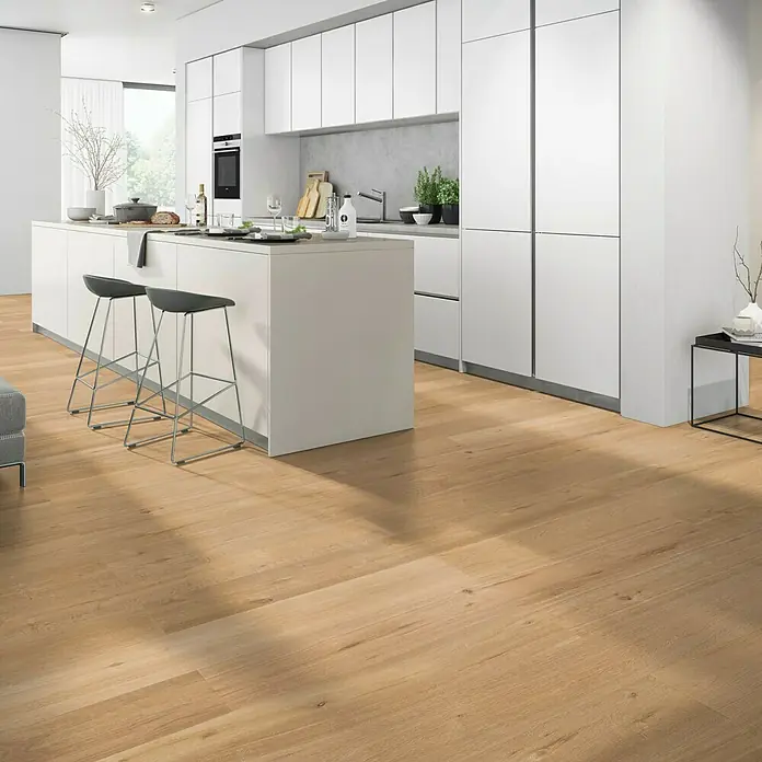 Classen Vinylbodenmuster GreenVinyl Traubeneiche gehobelt - 300 x 173 x 4 mm, Landhausdiele - Ein helles, modernes Küchendesign mit strahlend weißen Schränken und einer Kücheninsel, ergänzt durch einen warmen Holzboden.