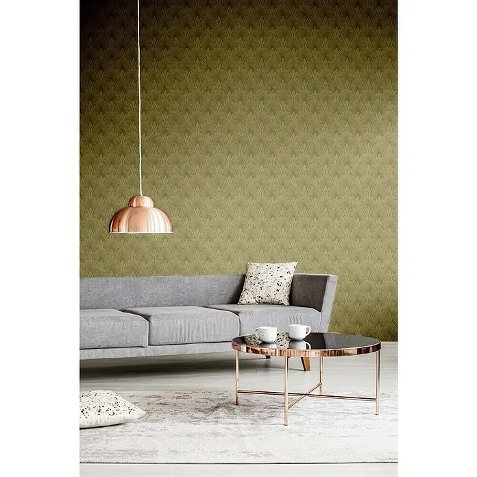 A.S. Création New Walls Vliestapete Art Deco - Gold, Grafisch, 10,05 x 0,53 m - Modernes Wohnzimmer mit grauem Sofa, Couchtisch mit Kupfergestell und stilvoller Pendelleuchte in Kupfer.