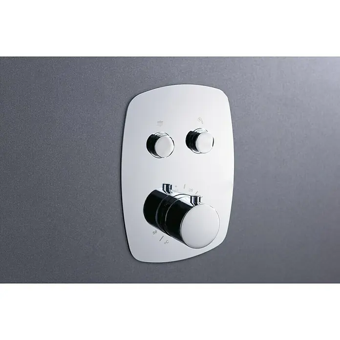 Imex Sistema de ducha empotrado Hidra - Con grifo termostático, Cromo - Primer plano de un elegante termostato de ducha cromado montado en una pared gris, que muestra una estética moderna y minimalista.