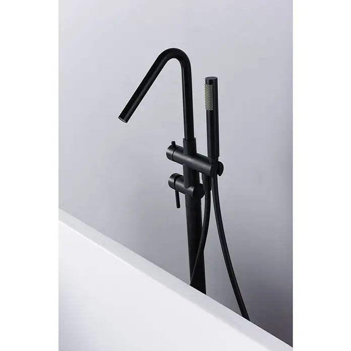 Camargue Natur Grifo para bañera - Negro, Mate - Grifo de bañera negro mate con teleducha sobre un fondo gris claro. Diseño minimalista para baños modernos.