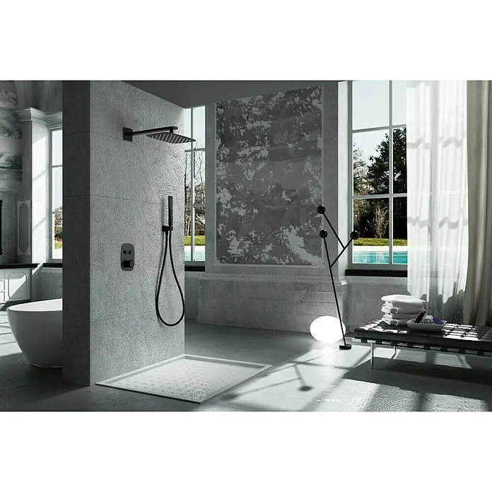Imex Sistema de ducha empotrado Hidra - Con grifo termostático, Negro - Elegante diseño de baño con ducha moderna y grifería negra. Ambiente luminoso gracias a los grandes ventanales.