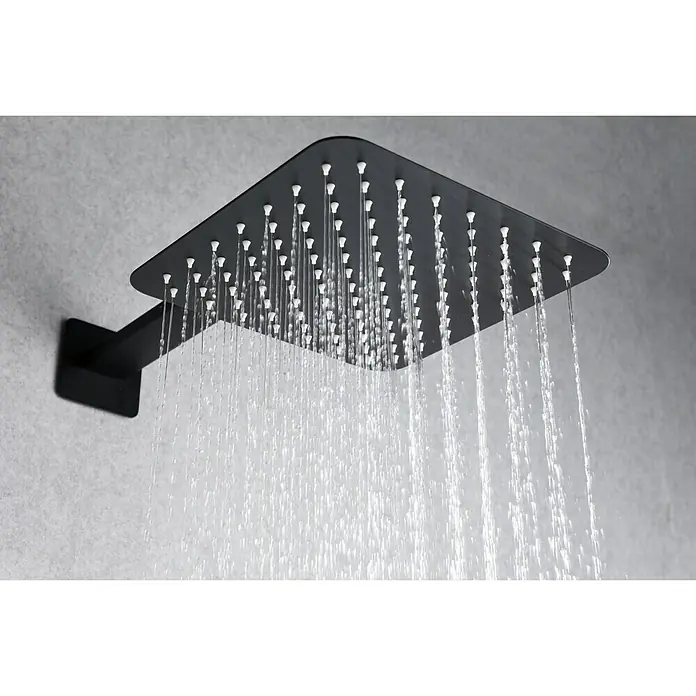 Imex Sistema de ducha empotrado Madeira - Negro - Un cabezal de ducha cuadrado negro mate con chorros de agua que caen suavemente, montado en una pared gris.