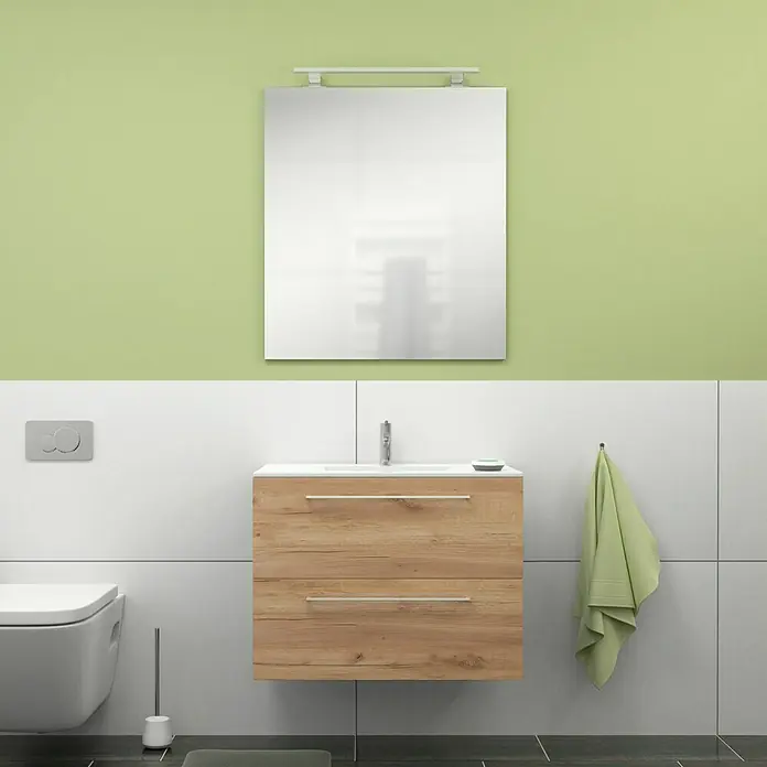 Camargue Espacio Badmöbel-Set G6 - 80 cm, Doce - Das Bild zeigt ein modernes Badezimmer-Interieur mit einem hölzernen Waschtischunterschrank, einem Spiegel und einer Toilette.