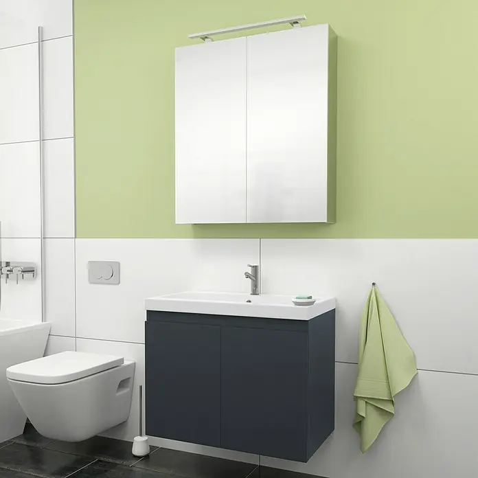 Camargue Espacio Badmöbel-Set G24 - 80 cm, Gama anthrazit matt - Ein modernes Badezimmer mit einem dunklen Waschbeckenunterschrank, einem Spiegelschrank und einer hängenden Toilette. Das Waschbecken ist aus Keramik.