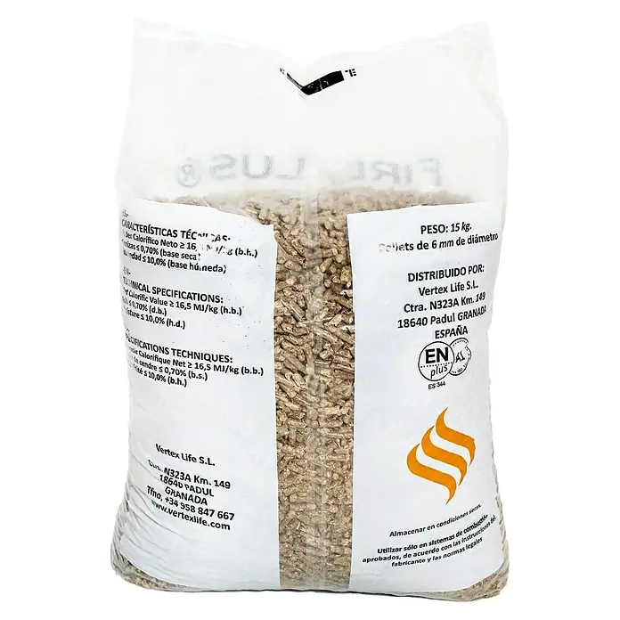 Pellets de madera Fireplus - 15 kg - Primer plano de un saco de pellets de madera Vertex Life S.L., 15 kg, 6 mm de diámetro, con certificación ENplus, ideal para sistemas de calefacción eficientes.