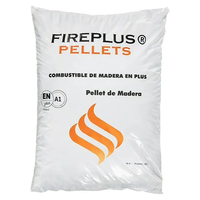 Pellets de madera Fireplus - 15 kg - Una foto de cerca de un saco de pellets Fireplus, ideal para calefacción.