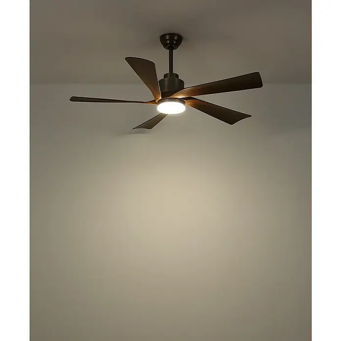 Globo Ventilador de techo Modesto - Gris oscuro, 132 cm, 20 W - Un ventilador de techo moderno con cinco aspas marrones y una luz redonda y brillante en el centro, creando un ambiente confortable.