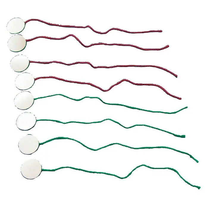Navyline WindbändselLänge: 60 mm - Nahaufnahme von sieben einzelnen Geschenkanhängern mit roten und grünen Schnüren und runden weißen Etiketten, ideal für Feiertage.