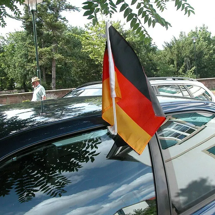 UniTEC Autoflaggen - Schwarz/Rot/Gold, 2 Stk. - Deutschlandflagge am Auto befestigt, zeigt patriotischen Geist.Schwarz-Rot-Gold flattert im Wind, ein Symbol der Einheit.