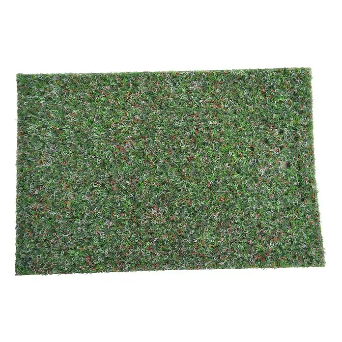 Rasenteppich Meterware Green - Breite: 200 cm, Jägergrün, Mit Drainagenoppen - Detailaufnahme einer rechteckigen, grünen Kunstrasenmatte mit lockigem Flor, ideal für den Außenbereich und als Dekoration.