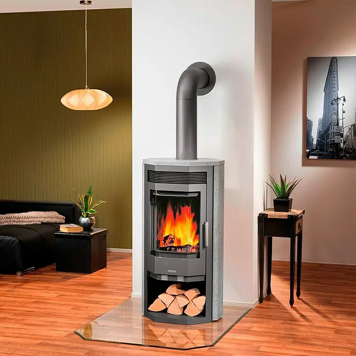 Justus Kaminofen Usedom 7 - 7 kW, Raumheizvermögen: 144 m³, Material Verkleidung: Speckstein, Gussgrau/Speckstein - Justus Kaminofen mit Holzfach und Glasplatte im modernen Wohnzimmer, schafft eine warme Atmosphäre.
