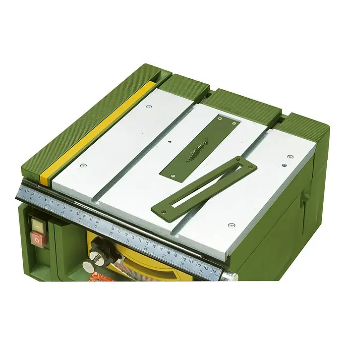 Proxxon Tischkreissäge FET - 200 W, Durchmesser Sägeblatt: 50 mm - 85 mm - Detailaufnahme einer kleinen, grünen Tischkreissäge mit silberner Tischplatte und Zubehör, ideal für präzise Holzarbeiten.