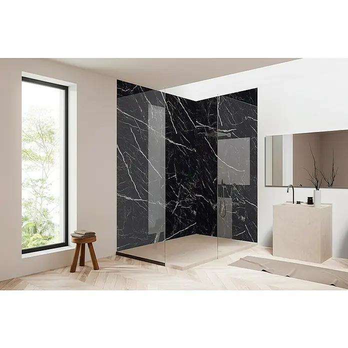 Bariperfil Panel de pared Corewall Infinite - 258 x 102,3 cm, Negro - Elegante baño con una lujosa ducha a ras de suelo con mármol negro y vidrio transparente. Un lavabo minimalista complementa el diseño.