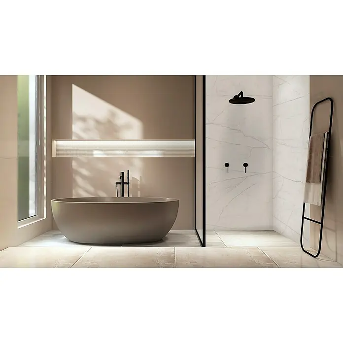 Bariperfil Panel de pared Corewall Everest - 258 x 102,3 cm, Blanco - Diseño elegante de baño con bañera exenta y ducha moderna con accesorios negros. El toallero añade comodidad práctica.