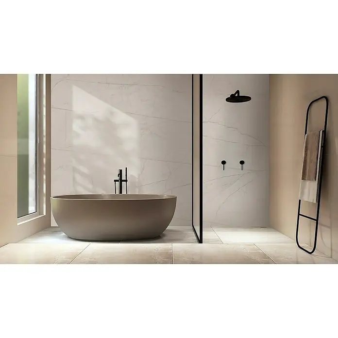 Bariperfil Panel de pared Corewall Everest - 258 x 102,3 cm, Blanco - Esta imagen muestra una bañera moderna con accesorios negros y un elegante toallero en un baño minimalista.