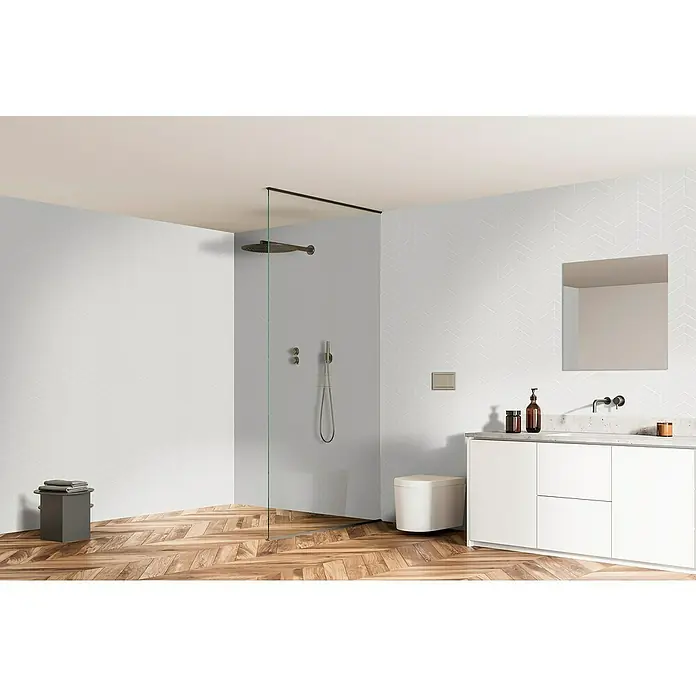 Bariperfil Panel de pared Corewall Chevron - 258 x 102,3 cm, Gris - Interior de baño con ducha, mueble de lavabo y WC en un diseño moderno, complementado con suelos de madera y patrones geométricos en la pared.