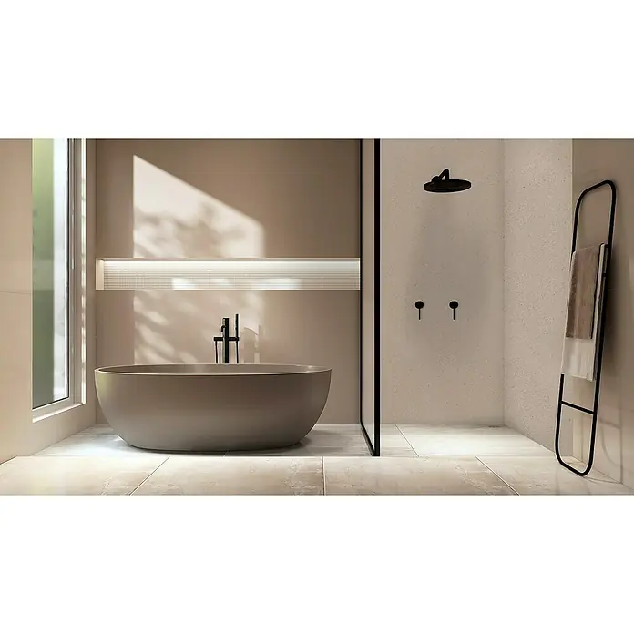 Bariperfil Panel de pared Corewall Dune - 258 x 102,3 cm, Beige - Diseño elegante de baño con bañera exenta y ducha moderna con detalles oscuros que crean un ambiente lujoso.