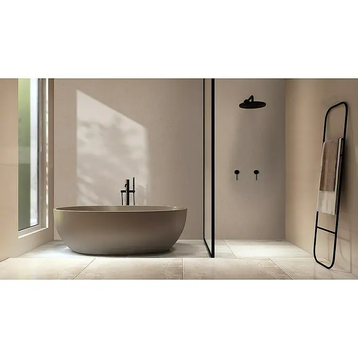 Bariperfil Panel de pared Corewall Dune - 258 x 102,3 cm, Beige - Baño moderno con bañera exenta y ducha negra. Diseño elegante con toallero.