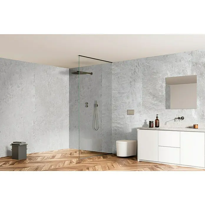 Bariperfil Panel de pared Corewall Urban - 258 x 102,3 cm, Gris - Un baño moderno con paredes grises de hormigón, ducha sin cabina y un lavabo blanco con espejo.