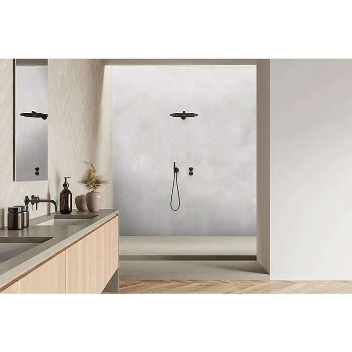 Bariperfil Panel de pared Corewall Concrete - 258 x 102,3 cm, Gris - Interior de baño moderno con elegante tocador, accesorios y ducha a ras de suelo con cabezal de lluvia para un ambiente lujoso.
