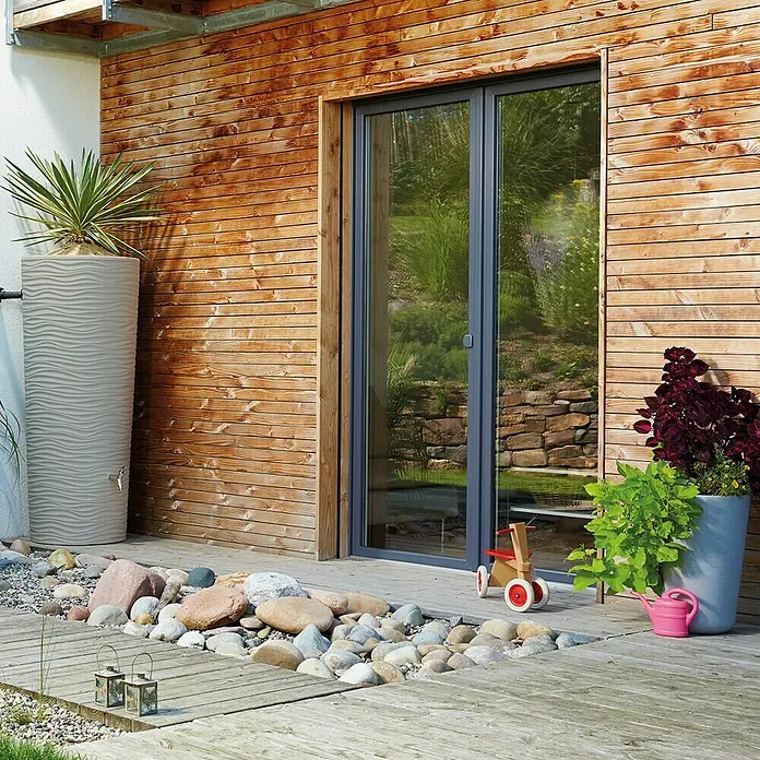 Garantia Modern Line Regenspeicher Natura 2 in 1 - 350 l, Sahara, 1 Stk. - Außenaufnahme einer grauen Wassersäule mit Pflanzen auf einer Terrasse, die eine umweltfreundliche Wasserversorgung und Gartengestaltungslösungen bietet.