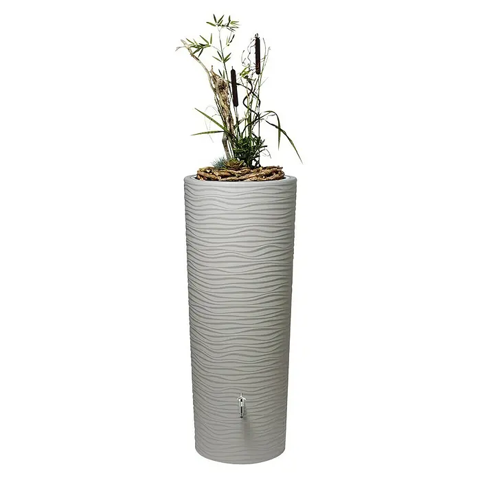 Garantia Design-Auslaufhahn - ¾″, Chrom - Grauer Regenspeicher mit Pflanzenarrangement obenauf. Der Regenspeicher hat ein gewelltes Design und einen kleinen Wasserhahn.