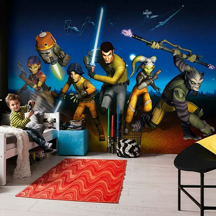 Komar Star Wars Fototapete Rebels Run - 8 -tlg., B x H: 368 x 254 cm, Papier - Ein Kinderzimmer mit Star Wars Rebels-Tapete, rotem Teppich und einem Jungen, der auf dem Bett sitzt.
