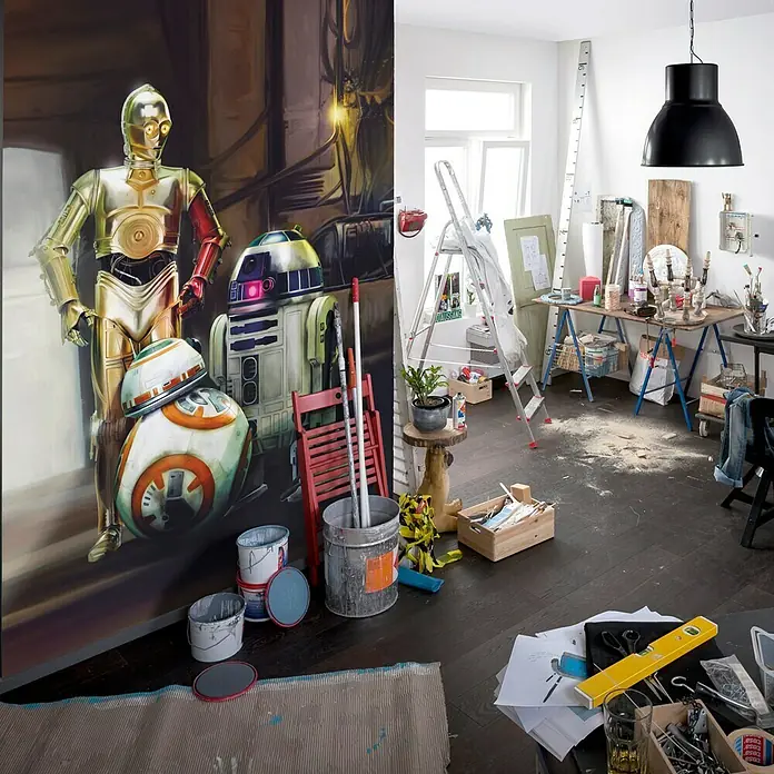 Komar Star Wars Fototapete Three Droids - 4 -tlg., B x H: 184 x 254 cm, Papier - Ein Zimmer im Umbau mit einer Star Wars Wandmalerei und einer Leiter, die auf einen unordentlichen Raum hinweist.