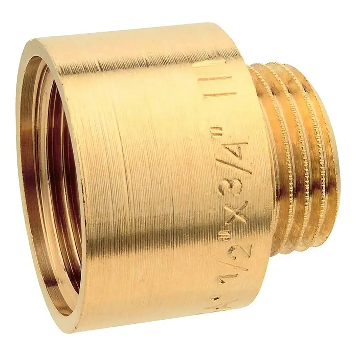 Hahnverlängerung - ¾″, Länge: 10 mm, Messing - Nahaufnahme eines Messingadapters mit Gewinde, der für Sanitäranwendungen entwickelt wurde, robust und zuverlässig.