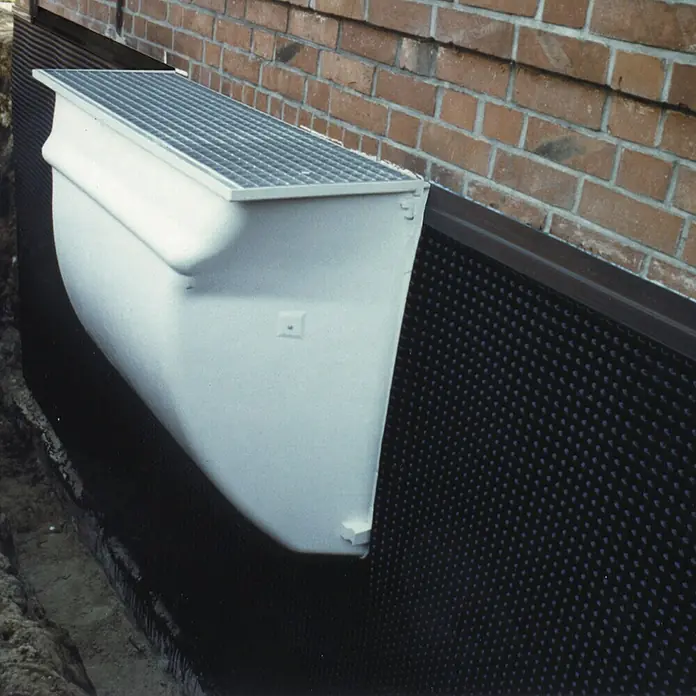 Noppenbahn - 10 x 1 m, Max. Anwendungsfläche: 10 m² - Kellerfenster mit Gitterrost am Haus mit Isolierung.
