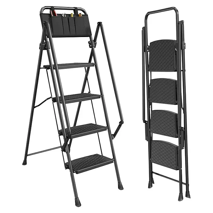 Escalera de tijera - Altura de trabajo: 2,53 m, Número de peldaños: 4 ud., Carga soportada: 150 kg, Metal - Se muestra una escalera de mano negra independiente con cuatro escalones y una bolsa para herramientas en la parte superior, colocada junto a una escalera plegada.