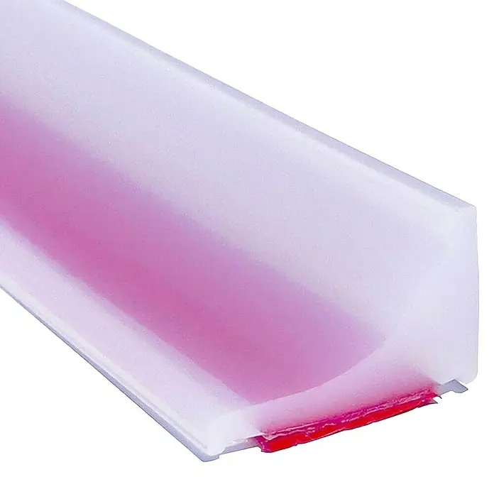 Perfil de sellado - 2 m x 12 mm x 20 mm, Transparente, PVC - Primer plano de una tira de sellado rectangular transparente con cinta adhesiva rosa sobre un fondo negro.