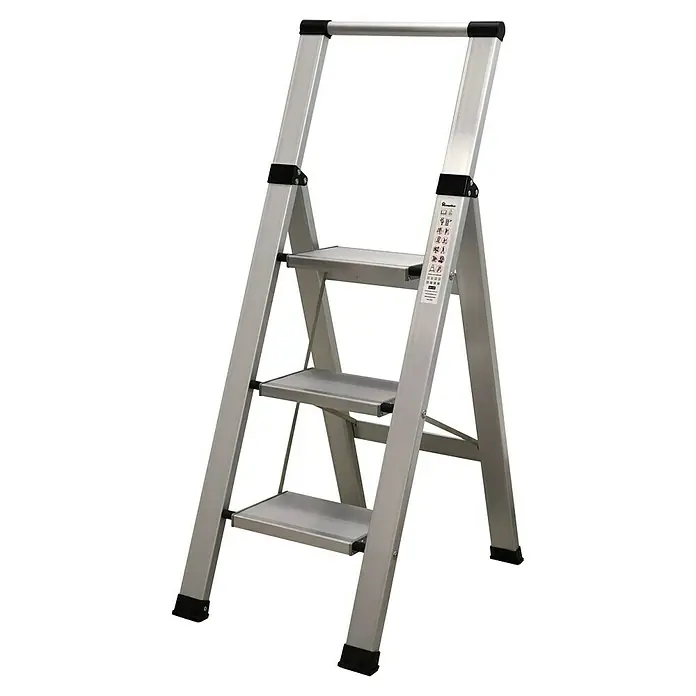 Escalera de tijera Homelux - Altura de trabajo: 2,6 m, Número de peldaños: 3 ud., Carga soportada: 150 kg, Aluminio - Primer plano de una escalera de mano plateada de tres peldaños, con asa negra y adhesivos de seguridad.
