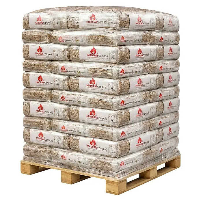 Pellets de madera a Palet - 1.050 kg, 70 ud. - Un palé de pellets de madera Maderas Campos, envuelto en papel de aluminio, apilado y listo para el transporte.