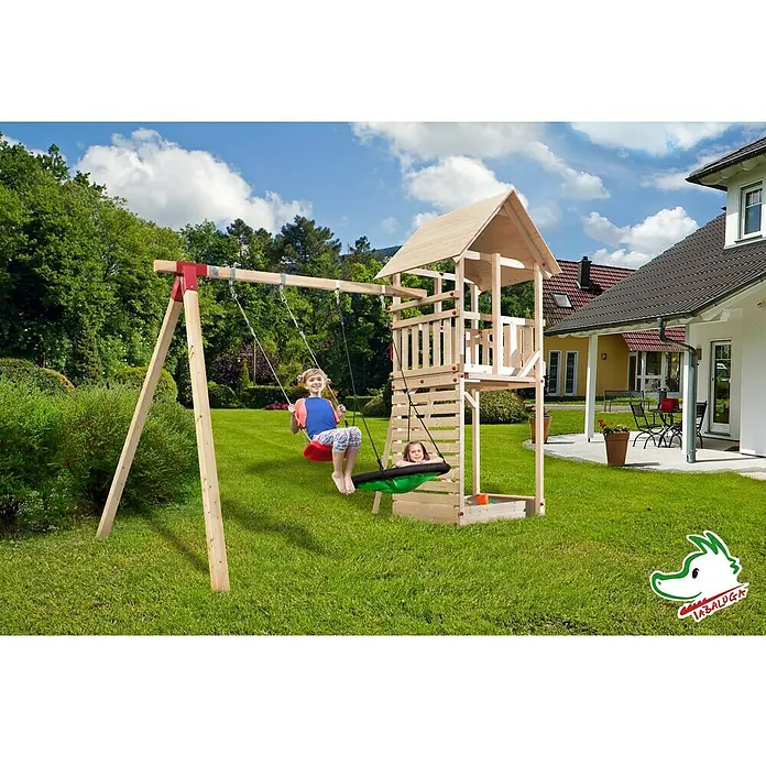 Weka Kinderspielturm Tabaluga - L x B x H: 100 x 124 x 331 cm, Natur - Ein hölzerner Kinderspielturm mit Schaukel, Rutsche und Klettergerüst steht im Garten. Kinder haben Spaß beim Spielen auf dem Spielplatz.