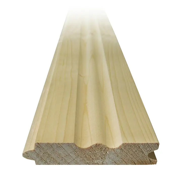 Blendenverbreiterung - Fichte/Tanne, 1.480 x 90 x 18 mm - Nahaufnahme einer hellen Holzleiste mit Profil, die für den Innenausbau verwendet wird. Die Leiste ist detailreich und zeigt die natürliche Maserung des Holzes.
