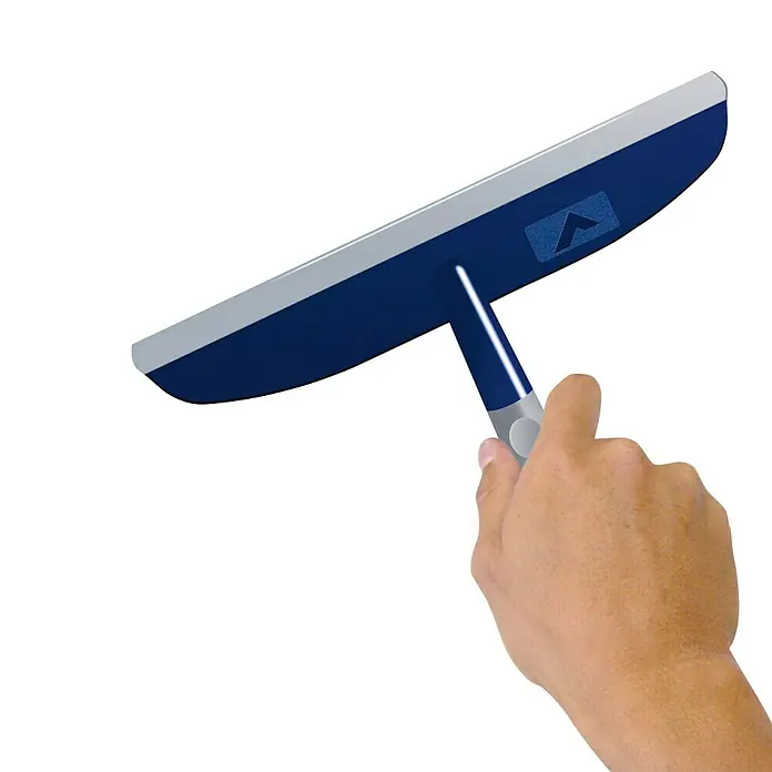 Molto Einfach Glatt Spachtel-Werkzeug - 2 -tlg., Geeignet für: Molto Einfach Glatt Innen-Fertigspachtel - Nahaufnahme eines blauen Fensterabziehers mit grauem Rand, der von einer Hand gehalten wird. Ein praktisches Werkzeug für streifenfreie Sauberkeit.
