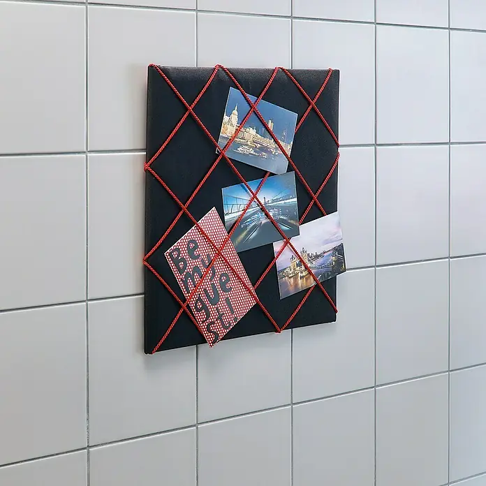 Tesa Klebenagel - Geeignet für: Fliesen, Belastbarkeit: 4 kg, 2 Stk., Weiß - Eine schwarze Pinnwand mit roter Kordel und Fotos an einer weißen gefliesten Wand.