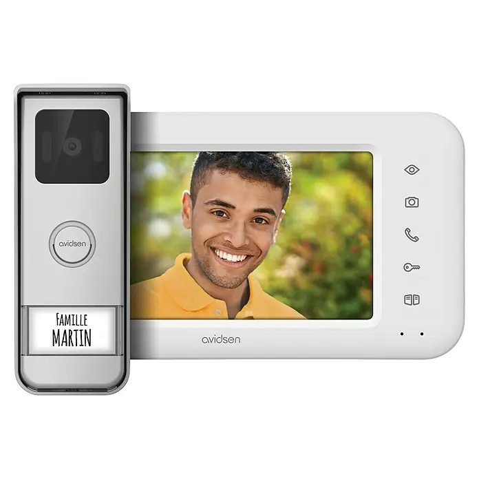 Avidsen Videoportero inalámbrico solar Elia - 125 °, Blanco - Imagen de un kit de videoportero Avidsen, con cámara, botón de timbre y placa de identificación. El sistema ofrece comunicación y seguridad.
