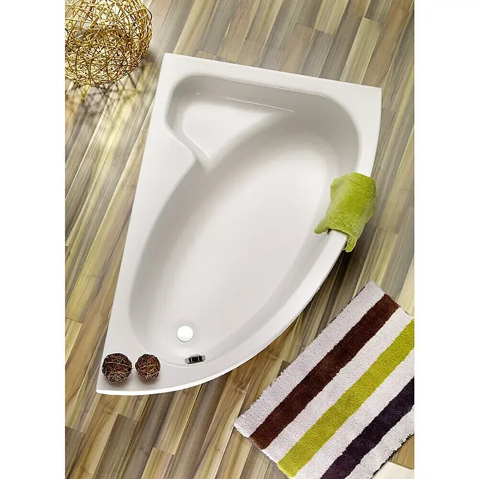Ottofond Raumsparbadewanne Sansibar A - 150 x 97 cm, Sanitäracryl, Weiß, Rechts - Detailaufnahme einer modernen, weißen Eckbadewanne mit dekorativen Elementen und einem gestreiften Badteppich auf einem Holzboden.