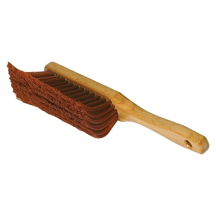 Steuber Handfeger Krallenbesen - Material Borsten: Kunststoff, Material Besenkopf: Holz - Eine Nahaufnahme einer braunen Handfegerbürste mit einem hölzernen Griff. Ideal für die Reinigung verschiedener Oberflächen im Haushalt.