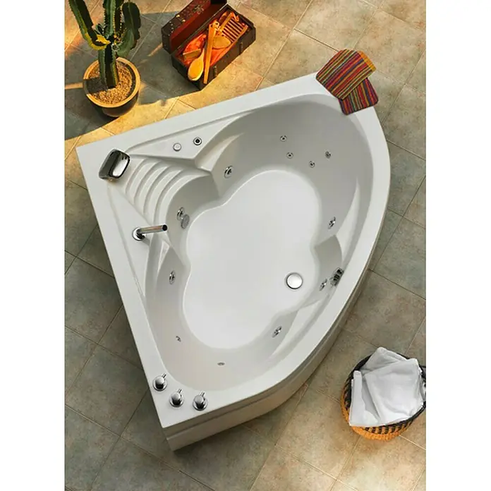 Ottofond Wasserschwallarmatur L 10000 - Chrom - Hochwinkelaufnahme einer weißen, dreieckigen Whirlpool-Badewanne mit Armaturen und Zubehör auf gefliestem Boden.