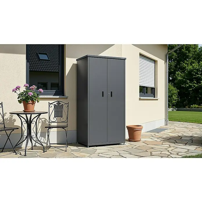 Weka Gartenschrank Gary 2 - L x B x H: 90 x 65 x 187 cm, Eisen, Anthrazit - Außenaufnahme eines anthrazitfarbenen Gerätehauses mit zwei Türen auf einer Terrasse mit Steinfliesen.